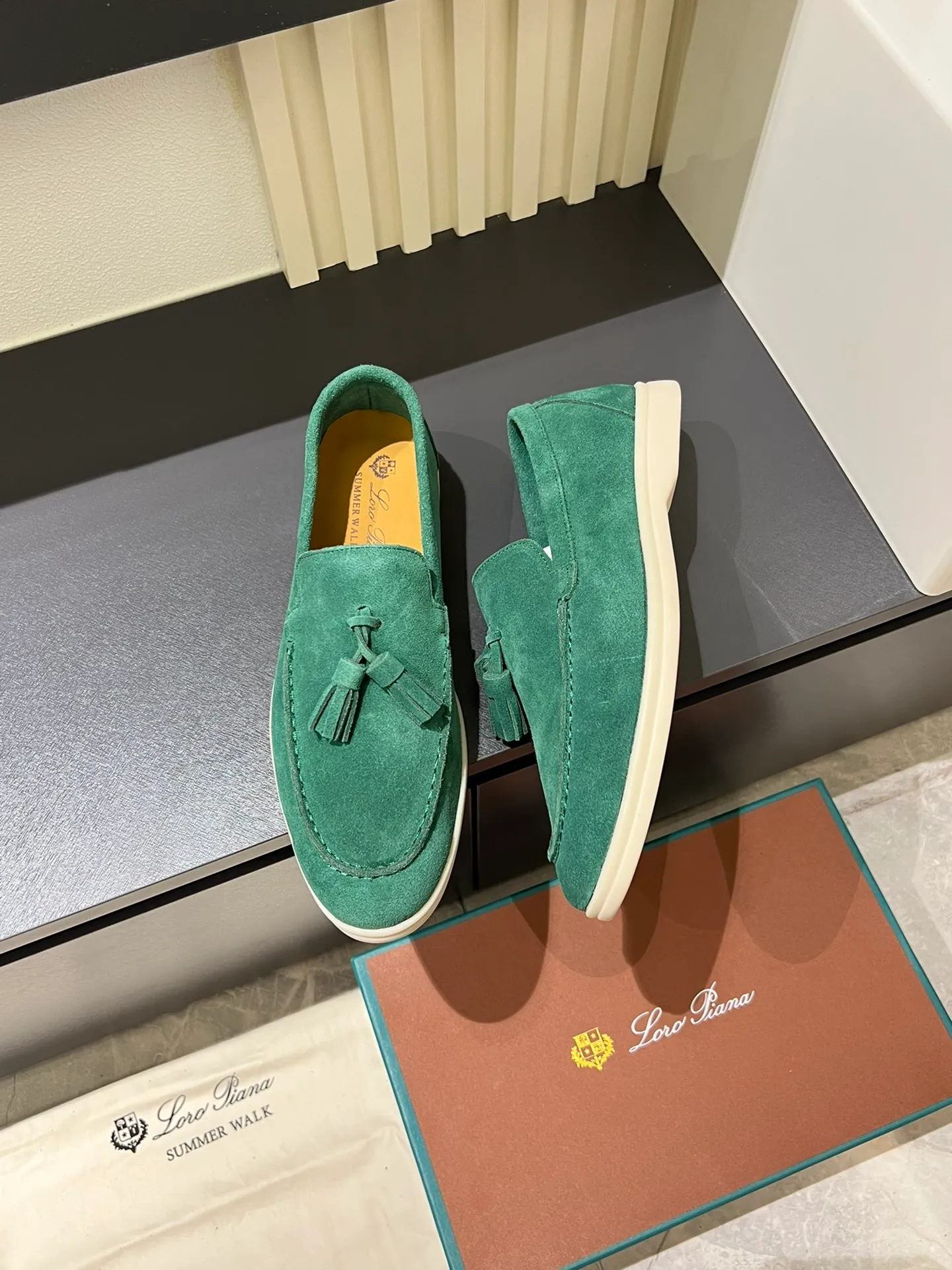 Men's shoes 💰p360 "Loro men's shoes 💰pian'*" Classic L men's shoes for couples 💰p Top version British flat loafers, a must-have item in old money style, the minimalist design is eye-catching and durable, a plus point for dressing The soft foot feel and texture are outstanding. They don’t scratch your feet and are very nice. They are matched with soft and waxy soles. They can be worn daily for a long time without getting tired. They are easy to wear, versatile and classic items, with perfect foot feel and texture! Imported cashmere fabric, the lining is made of imported A-grade water-dyed cow lining, the top version of the genuine leather midsole is sewn with pure handmade mark thread! Size: Female 35-40 (34. Customized) Male 38-44 (45.46. Customized)